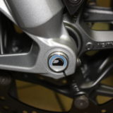 Achsstopfen Abdeckung Vorderrad mit Emblem BMW R 1200 GS LC, 1200 RT LC SW 19 – Bild 2